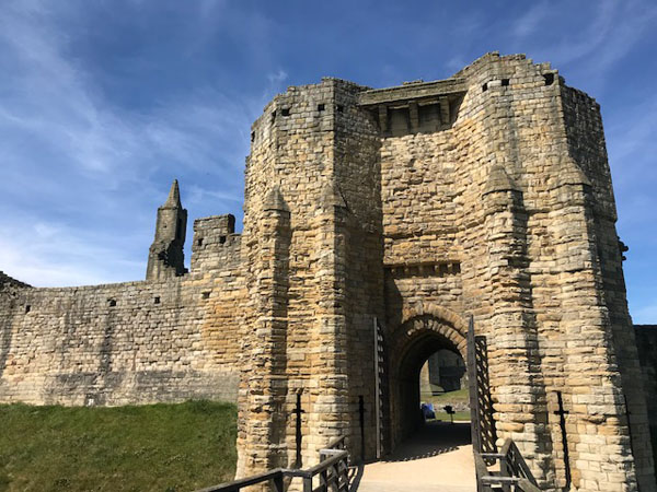 Warkworth Gatehouse and wall